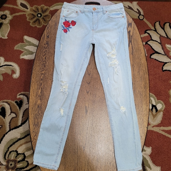 Almost Famous Embroidered Distressed Light Wash Skinny Jeans Size Junior's 11 - Picture 1 of 10